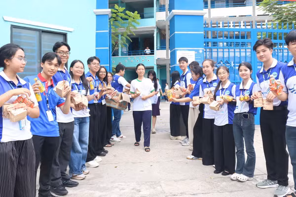 Đội hình chiến sĩ áo xanh Trường Đại học Sài Gòn sẵn sàng hỗ trợ thí sinh tại điểm thi. Ảnh: Trung Trí