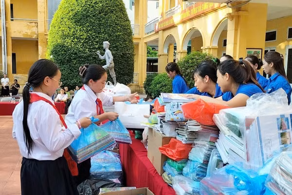 Học sinh Trường THCS An Khánh (Hoài Đức, Hà Nội) góp sách vở tặng các bạn vùng lũ. Ảnh: Đình Tuệ 