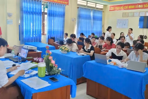 Giáo viên Trường Mầm non Tân Kiều (Đốc Binh Kiều, Đồng Tháp) sắp xếp hồ sơ cho công tác phổ cập. Ảnh: NTCC