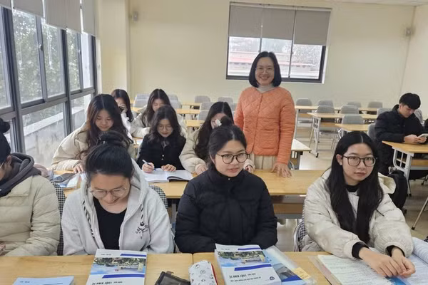 Sinh viên Khoa Luật, Học viện Ngân hàng trong một giờ học trên giảng đường. Ảnh: NVCC