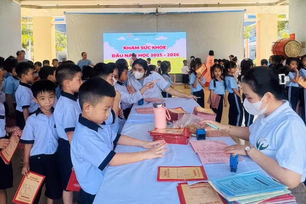 Trường Tiểu học Nguyễn Anh Khương (phường Đông Hưng Thuận) trong ngày khám sức khỏe đầu năm học 2025 - 2026. Ảnh: NT