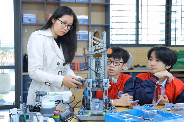 Cô trò Trường THCS Cầu Giấy (Hà Nội). Ảnh: NTCC