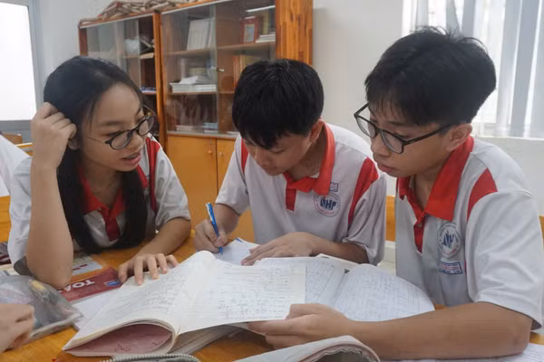 Tiết học của học sinh Trường THPT Nguyễn Hữu Thọ (Xóm Chiếu, TPHCM). Ảnh: Hồ Phúc