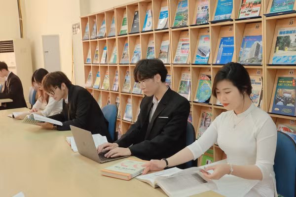 Sinh viên Trường Đại học Thủy Lợi. Ảnh: NTCC