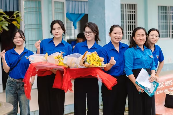 Cô Võ Trúc Xinh (người cầm bìa sách) tích cực tham gia công tác Đoàn. Ảnh: QM