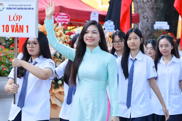 Cô và trò Trường THPT Chu Văn An (Hà Nội). Ảnh: Xuân Phú
