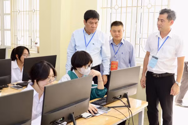 Cục trưởng Cục Quản lý chất lượng Huỳnh Văn Chương (trái ảnh) kiểm tra khảo sát PISA tại Bắc Ninh. Ảnh: Nguyễn Mạnh