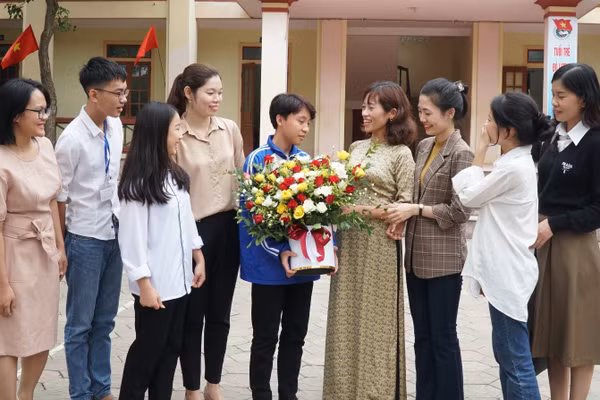 Cô Thái Thị Mai Hương cùng học trò Trung tâm GDNN-GDTX Đô Lương, Nghệ An. Ảnh: Hồ Lài