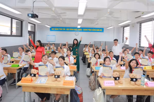 Thầy trò Trường THCS Trần Duy Hưng (Hà Nội). Ảnh: NTCC