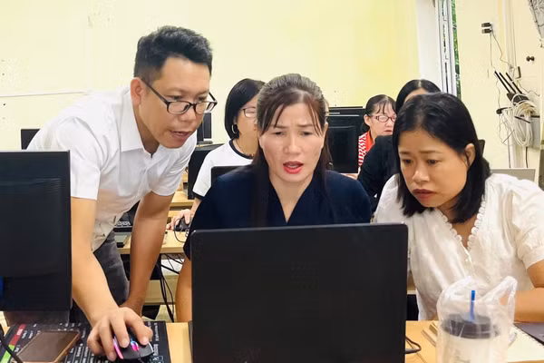 Giáo viên Trung tâm Giáo dục thường xuyên - Tin học, Ngoại ngữ tỉnh Quảng Trị bồi dưỡng kỹ năng AI. Ảnh: NTCC