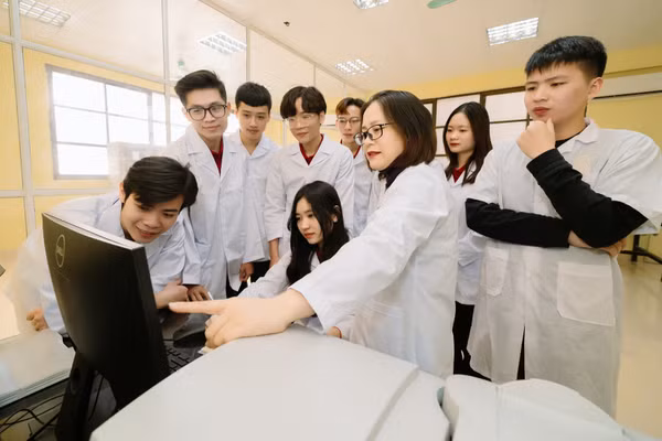 Giảng viên và sinh viên Trường Đại học Thủy lợi. Ảnh: NTCC