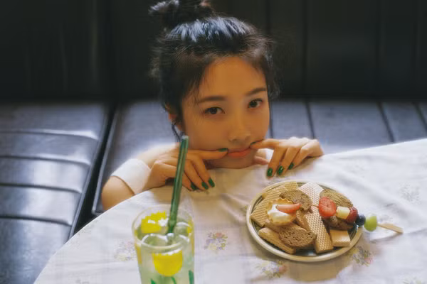 Phụ huynh nên giải thích cho con rằng, có những món ăn cần xuất hiện hằng ngày vì tốt cho sức khỏe, trong khi có những món chỉ nên thưởng thức thỉnh thoảng. Ảnh minh họa: INT.