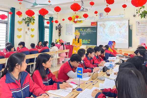 Tiết học Lịch sử của cô và trò Trường THCS Định Trung.