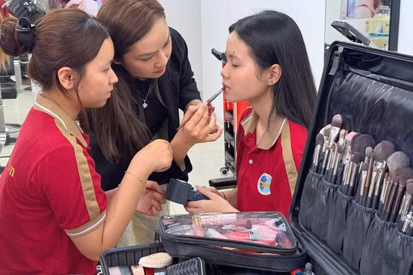 Một buổi học thực hành tại Trường Trung cấp Bách khoa Toàn Cầu.