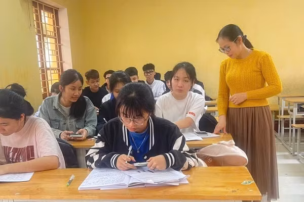 Cô trò Trường THPT Lam Kinh (Thanh Hóa). Ảnh: NTCC