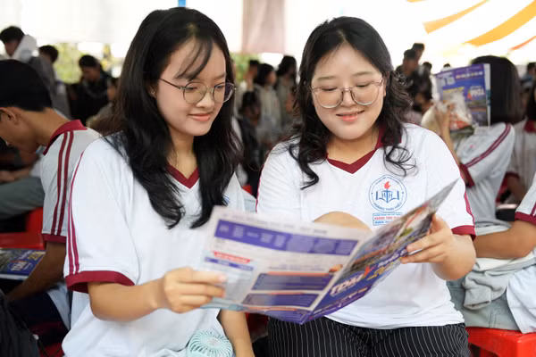Học sinh tìm hiểu ngành, nghề tại Ngày hội tư vấn tuyển sinh. Ảnh: TDMU