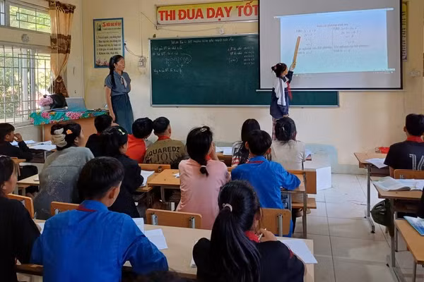 Giờ học tại Trường Phổ thông dân tộc bán trú THCS Khoen On.