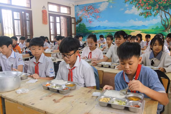 Bữa trưa của học sinh biên giới Sam Mứn.