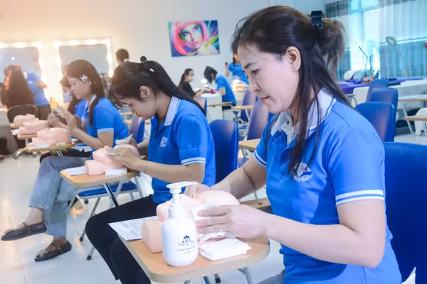 Học viên Trường Cao đẳng Thương mại thực hành kỹ năng chăm sóc da. Ảnh: NTCC