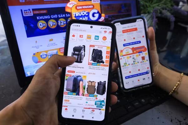 Hoạt động mua sắm và tiêu dùng online ngày càng phổ biến trong đời sống sinh viên.