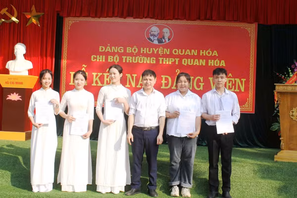 Ông Lê Văn Thanh (giữa) – Bí thư Chi bộ Trường THPT Quan Hóa trao Quyết định kết nạp đảng viên cho học sinh. Ảnh: NTCC