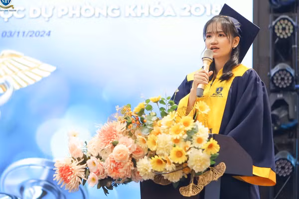 Thiên Khánh thay mặt hơn 100 tân bác sĩ tốt nghiệp gửi lời cảm ơn và tri ân tại lễ tốt nghiệp. Ảnh: NVCC