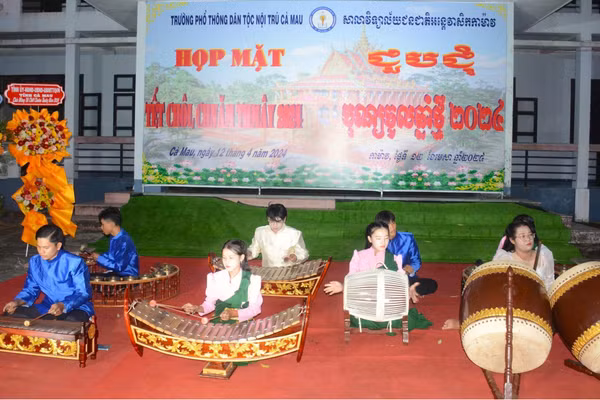 Câu lạc bộ dàn nhạc ngũ âm của Trường PTDTNT Cà Mau trong một chương trình văn nghệ. Ảnh: QM