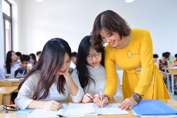 Cô trò Trường THPT Trương Định (Hà Nội) trong giờ học. Ảnh minh họa: Đình Tuệ