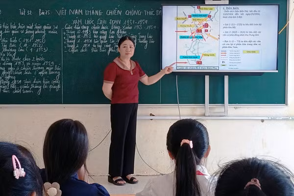Cô giáo Tống Thị Phượng trong giờ dạy môn Lịch sử ở Trường THCS Tam Thanh (Thanh Hóa).