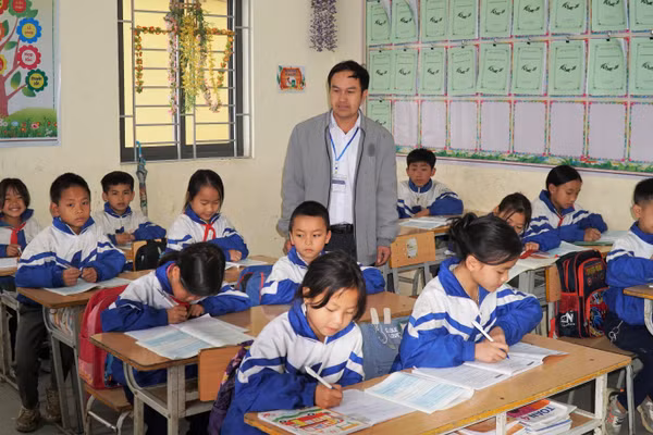 Giáo viên và học sinh Trường Phổ thông DTBT Tiểu học Mường Lống 2 (Nghệ An). Ảnh: Hồ Lài