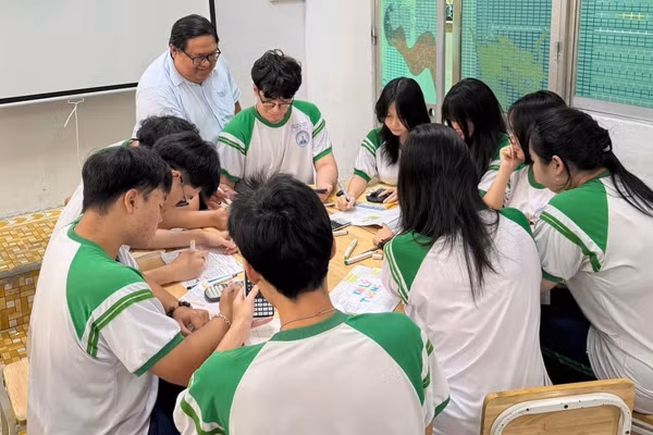 Tiết dạy của thầy Lương Nguyễn Tường Anh. Ảnh: NTCC