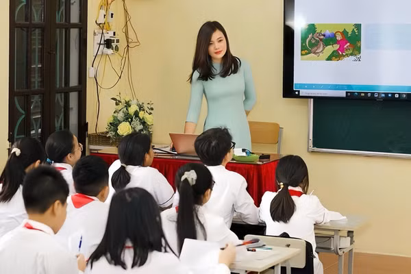 Tiết học ứng dụng CNTT tại Trường THCS Trần Đăng Ninh (Nam Định, Ninh Bình). Ảnh: NTCC 