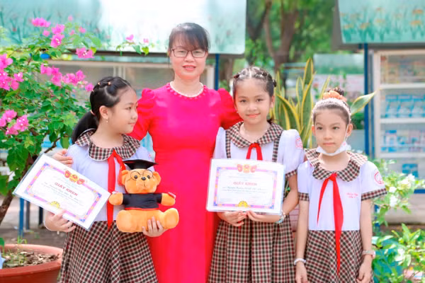 Cô Bùi Thị Cành cùng học sinh trong đợt tổng kết năm học 2024 - 2025. Ảnh: NVCC