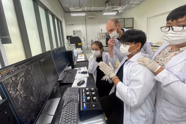 Giảng viên hướng dẫn sinh viên thực hành vận hành tại Trường Đại học Việt Đức. Ảnh: VGU