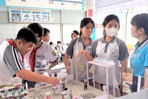 Học sinh lớp 9 TPHCM trải nghiệm thực tế tại Trường Trung cấp Kinh tế Nguyễn Hữu Cảnh (Tân Thuận, TPHCM). Ảnh: TP