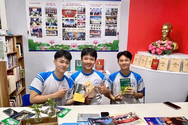 Học sinh Trường THPT Nguyễn Thị Diệu tại Không gian văn hóa Hồ Chí Minh của trường. Ảnh: NTCC