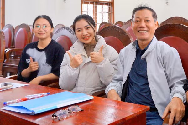 Ông Trần Gia Tín cùng các bạn học ở Trường Cao đẳng Kỹ thuật Công nghệ Quy Nhơn.