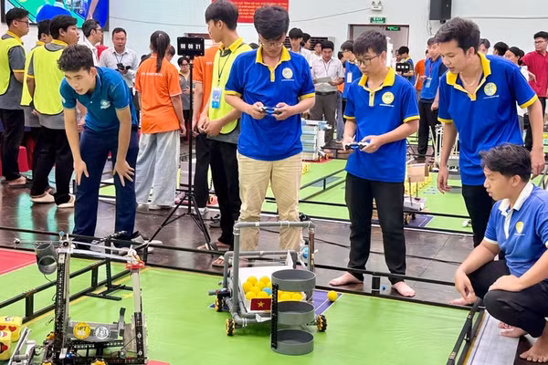 Học sinh tham gia cuộc thi Robocon.