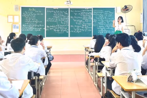 Cô, trò Trường THPT Trần Quang Khải (Hưng Yên) ôn tập thi tốt nghiệp THPT năm 2026. Ảnh: NTCC