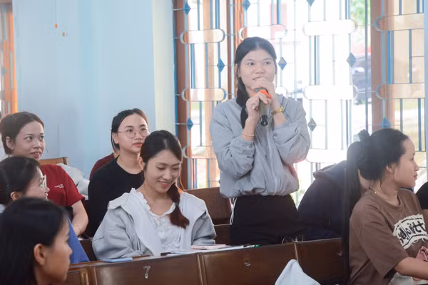 Sinh viên Trường Cao đẳng Thương mại tìm hiểu thông tin về doanh nghiệp tại workshop Thực tập là một cơ hội nghề nghiệp. Ảnh: NTCC
