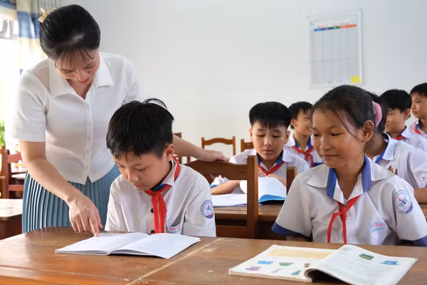 Giờ học của cô và trò Trường THCS Triệu Hải (xã Đạ Tẻh 2, Lâm Đồng). Ảnh: ITN