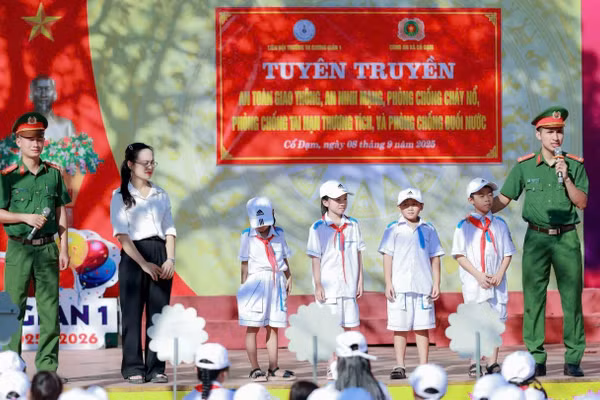 Trường Tiểu học Cương Gián 1 (xã Cổ Đạm) phối hợp công an xã Cổ Đạm tuyên truyền giáo dục pháp luật cho học sinh.