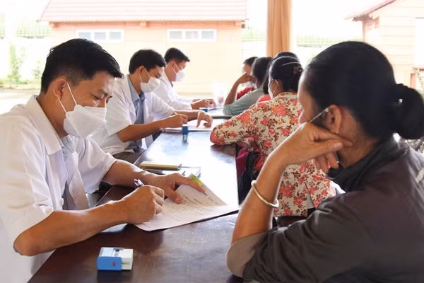 Các bác sĩ tâm thần khám sàng lọc để chẩn đoán các rối loạn tâm thần. Ảnh: HDEC