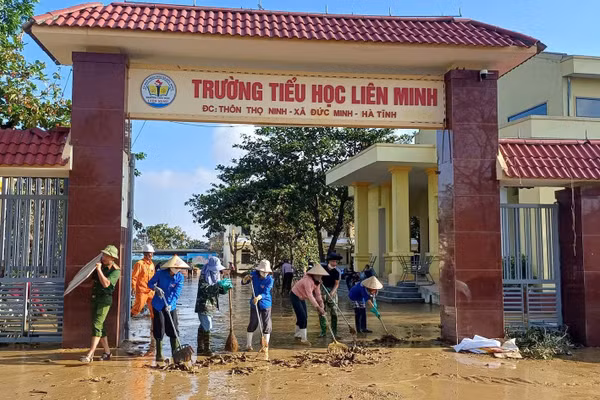 Giáo viên Trường Tiểu học Tùng Ảnh hỗ trợ Trường Tiểu học Liên Minh vệ sinh trường lớp.