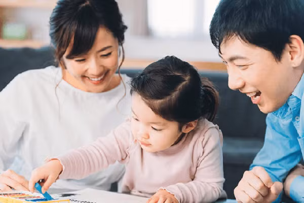 Điều quan trọng là trẻ cần hiểu rằng, sự yêu thương của cha mẹ không phụ thuộc vào việc sau này con có kiếm được nhiều tiền hay không. Ảnh minh họa.