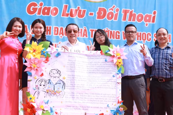 Thầy trò Trường THPT Chất lượng cao Lê Lợi (Hà Đông, Hà Nội). Ảnh: Đình Tuệ