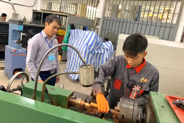 Học sinh Trường Trung cấp nghề Giao thông công chính Hà Nội thực hành nghề. Ảnh: NTCC
