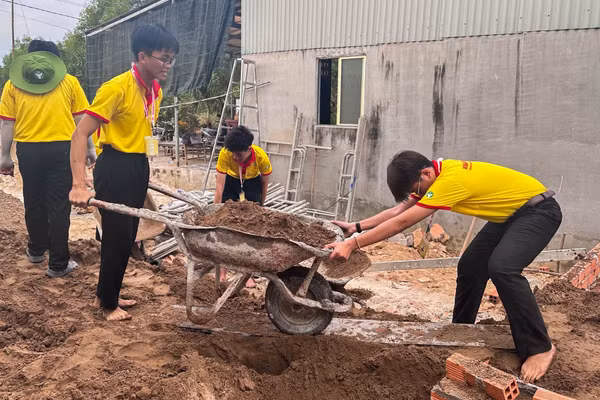 Sinh viên Trường Đại học Sư phạm TPHCM chung tay xây nhà tình nghĩa cho học sinh nghèo ở Tây Ninh. Ảnh: Tuổi trẻ Ninh Điền
