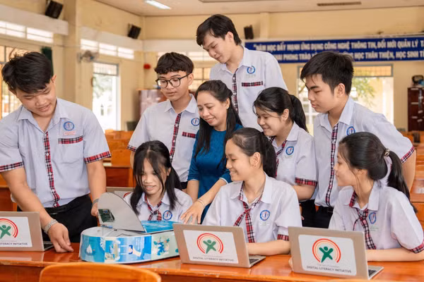 Cô trò Trường THPT Võ Văn Kiệt (Vĩnh Long). Ảnh: NTCC