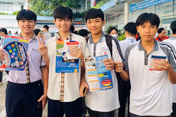 Học sinh lớp 9 Trường THCS Huỳnh Tấn Phát (Tân Thuận, TPHCM). Ảnh: Hồ Phúc
